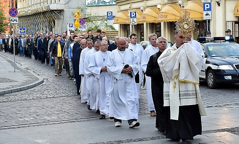 Milczący Marsz Mężczyzn, a wcześniej adoracja