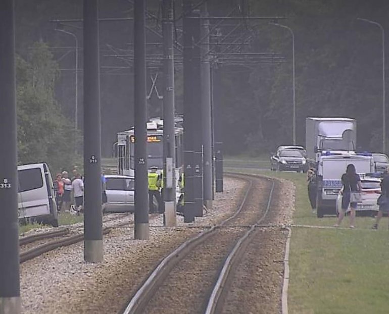 Auto blokowało torowisko. Były utrudnienia w ruchu tramwajowym