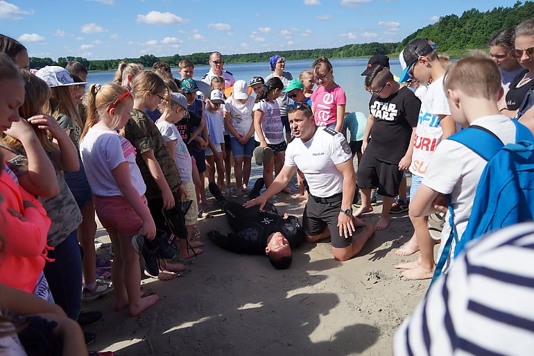 Lekcję przeprowadzili na plaży. „Bezpieczne wakacje”  w Borównie