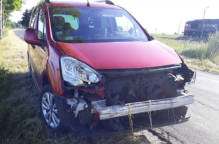 O krok od tragedii. Auto zderzyło się z lokomotywą