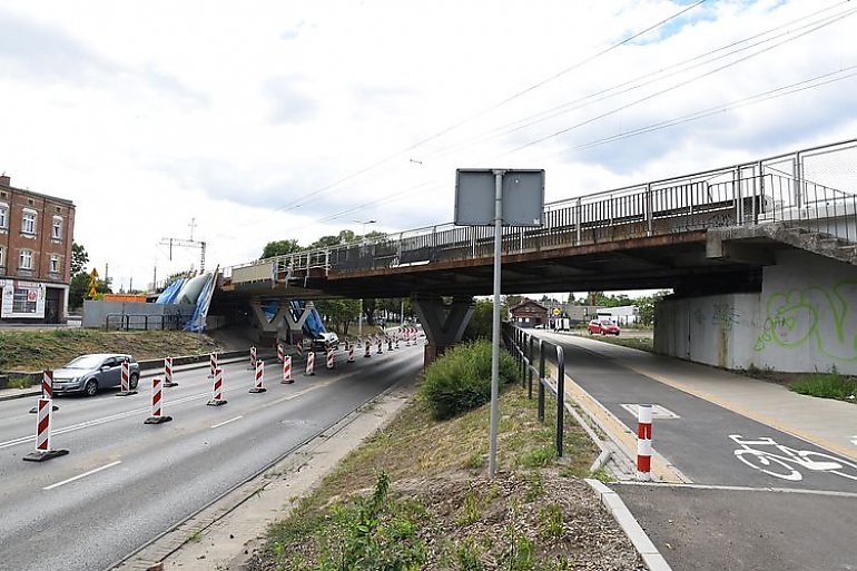 Grunwaldzka jest zwężona na Okolu. Remontują wiadukt z kładką dla pieszych