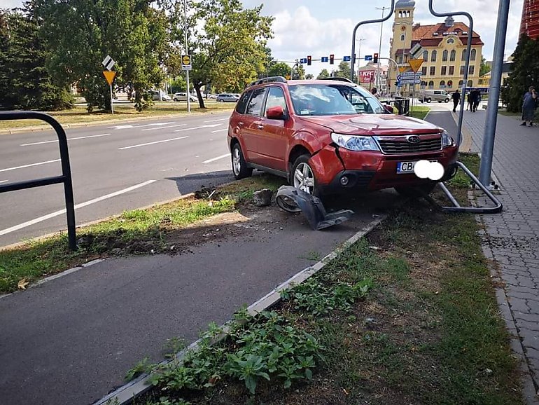 Kolizja na Nakielskiej. Auto uderzyło w barierki