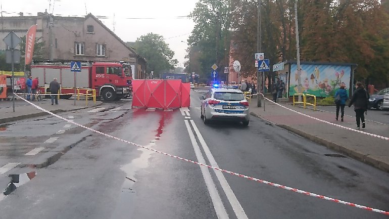 Tragedia w Strzelnie. 80-latka wciągnięta pod tira