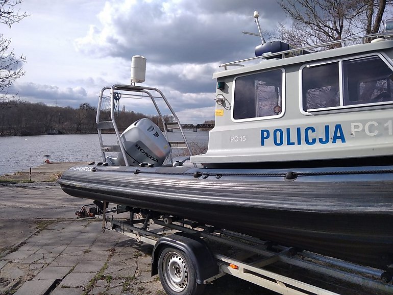 Policyjna łódź znów na rzece. Wodniacy zaczęli sezon